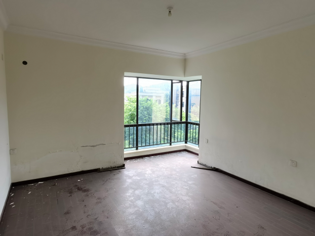 受广州市花都区人民法院委托，对广州市花都区新华街某涉案房屋因污水反涌浸泡造成的损失进行评估（后附判决书）